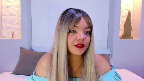 Snapshot of emilyrouss_ chatting on February 24, 7:19 pm EMILY online show from February 24, 7:19 pm