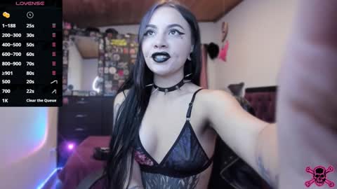 Snapshot of emilyrymer chatting on January 25, 3:03 pm Emily Support me to have 100 likes plx online show from January 25, 3:03 pm
