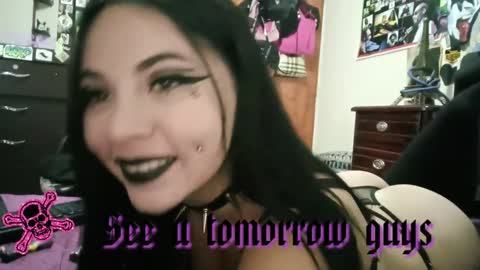 Snapshot of emilyrymer chatting on December 28, 4:51 am Emily Support me to have 100 likes plx online show from December 28, 4:51 am