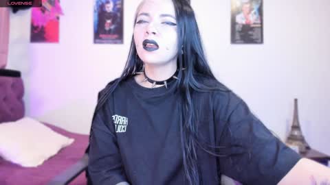Snapshot of emilyrymer chatting on February 2, 6:53 pm Emily Support me to have 100 likes plx online show from February 2, 6:53 pm
