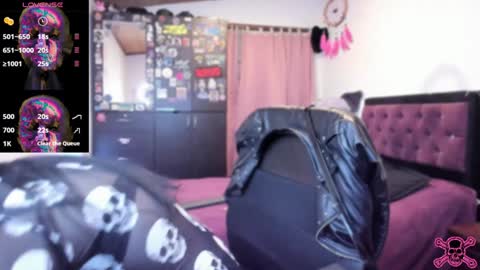 Snapshot of emilyrymer chatting on December 18, 11:19 pm Emily Support me to have 100 likes plx online show from December 18, 11:19 pm