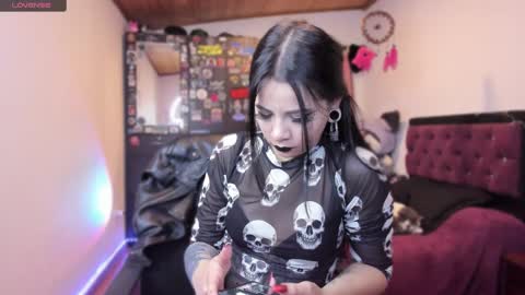 Snapshot of emilyrymer chatting on December 20, 7:17 pm Emily Support me to have 100 likes plx online show from December 20, 7:17 pm