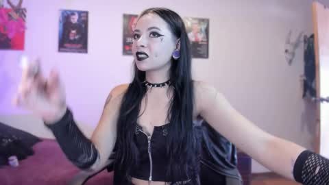 Snapshot of emilyrymer chatting on March 12, 6:11 pm Emily Support me to have 100 likes plx online show from March 12, 6:11 pm