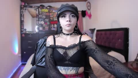 Snapshot of emilyrymer chatting on December 3, 7:11 pm Emily Support me to have 100 likes plx online show from December 3, 7:11 pm