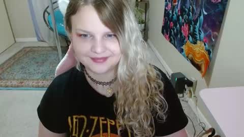 Snapshot of emilyshaze chatting on February 20, 2:07 am emily haze online show from February 20, 2:07 am