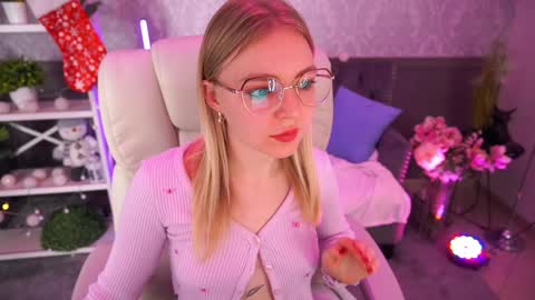 Snapshot of emilysunshines chatting on December 29, 9:52 pm MY NAME IS Emily WELCOME EVERYONE I WILL BE HAPPY TO GIVE YOU WHAT YOU HAVE DREAMED OF FOR SO LONG online show from December 29, 9:52 pm