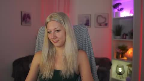 emilyswannn online show from July 15, 6:34 pm