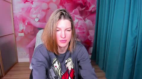 EmilyWalkers online show from February 3, 7:51 am