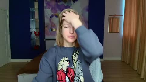 EmilyWalkers online show from January 19, 7:15 am