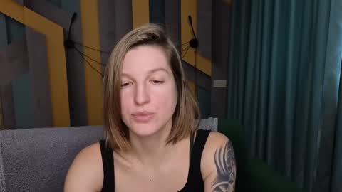 EmilyWalkers online show from December 22, 7:33 am