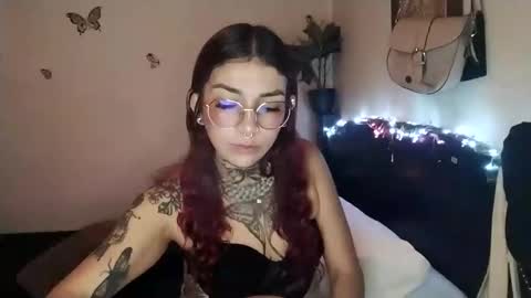 Snapshot of emilywhitee_ chatting on October 15, 2:47 am Valentina independent model online show from October 15, 2:47 am