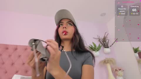 Snapshot of emilyy_bank chatting on March 1, 8:21 pm Emily Bank online show from March 1, 8:21 pm