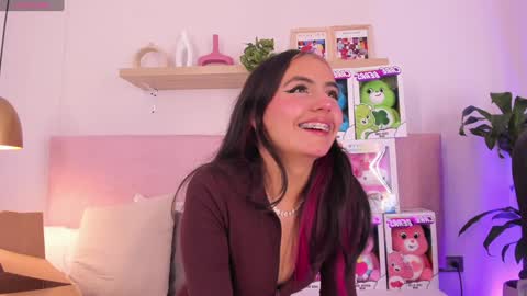 Snapshot of emilyy_bank chatting on December 23, 11:49 pm Emily Bank online show from December 23, 11:49 pm