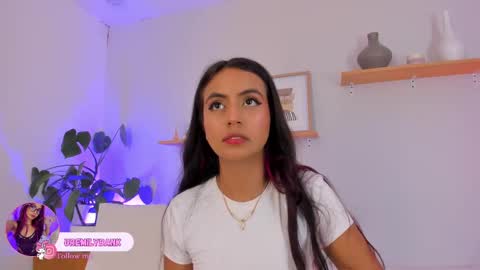 Snapshot of emilyy_bank chatting on September 8, 7:24 pm Emily Bank online show from September 8, 7:24 pm
