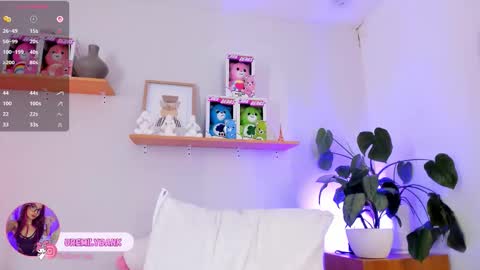 Snapshot of emilyy_bank chatting on October 18, 8:32 pm Emily Bank online show from October 18, 8:32 pm
