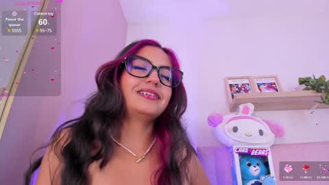 Snapshot of emilyy_bank chatting on January 31, 11:56 pm Emily Bank online show from January 31, 11:56 pm