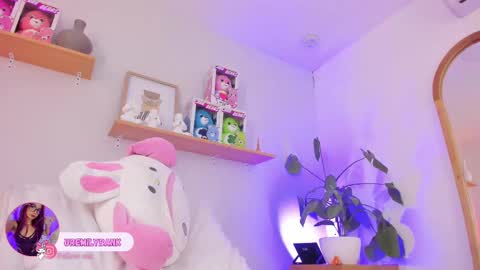 Snapshot of emilyy_bank chatting on September 23, 8:18 pm Emily Bank online show from September 23, 8:18 pm