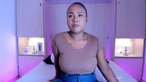 Snapshot of emilyystuart chatting on February 2, 3:32 am Emily online show from February 2, 3:32 am