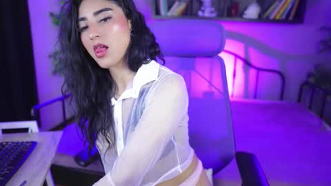 Snapshot of emma_lirys chatting on October 9, 5:55 am Emma online show from October 9, 5:55 am