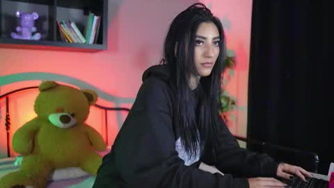 Snapshot of emma_lirys chatting on October 2, 9:25 am Emma online show from October 2, 9:25 am