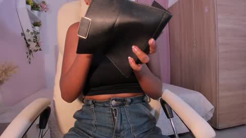 Snapshot of emma_lorense chatting on October 13, 6:54 pm Emma online show from October 13, 6:54 pm