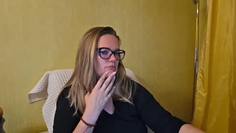 emma_misty_ online show from October 6, 3:50 pm