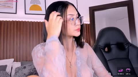 Snapshot of emma_white_01 chatting on February 23, 1:42 am emma your love online show from February 23, 1:42 am
