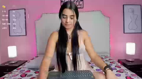 Snapshot of emma_whitee_ chatting on September 16, 2:14 pm emma_whitee_ online show from September 16, 2:14 pm