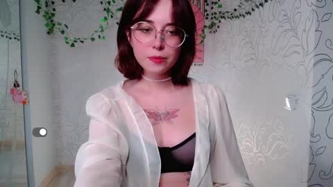 Snapshot of emmae__ chatting on December 23, 5:17 am Emma online show from December 23, 5:17 am