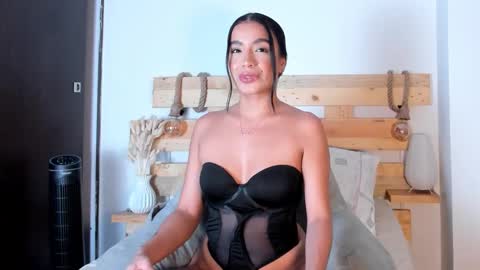Snapshot of emmaellis chatting on January 8, 5:27 am valentina online show from January 8, 5:27 am