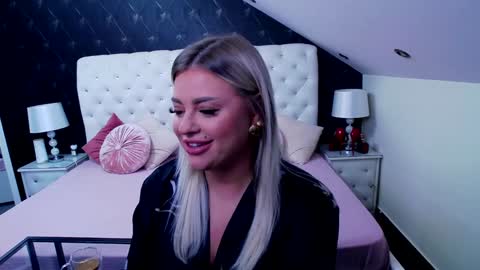 Snapshot of emmamavis chatting on December 16, 6:43 am Emma Mavis online show from December 16, 6:43 am