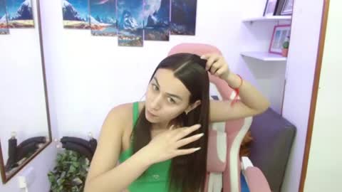 Snapshot of emmamyers_ chatting on February 18, 10:36 pm Emma online show from February 18, 10:36 pm