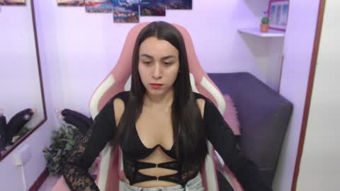 Snapshot of emmamyers_ chatting on February 3, 10:43 pm Emma online show from February 3, 10:43 pm