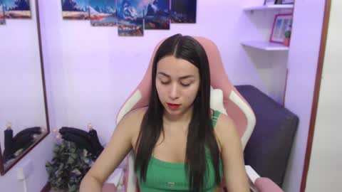 Snapshot of emmamyers_ chatting on February 13, 9:39 pm Emma online show from February 13, 9:39 pm