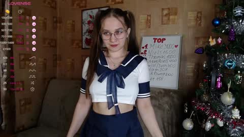 Snapshot of emmatiny chatting on January 9, 1:24 pm Mia online show from January 9, 1:24 pm