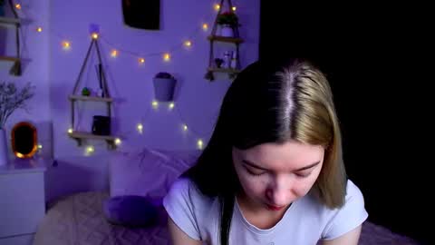 Snapshot of emmie_everly chatting on October 16, 7:38 pm emmie_everly online show from October 16, 7:38 pm