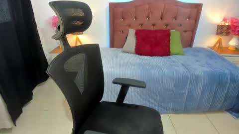 Snapshot of emmiejones_ chatting on September 10, 3:01 pm Emmi online show from September 10, 3:01 pm