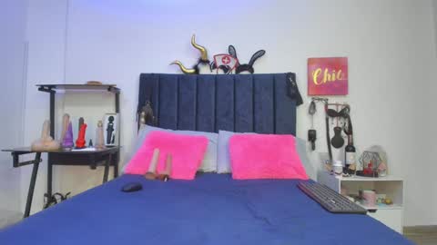Snapshot of emmily_giraldo chatting on December 10, 11:54 am online show from December 10, 11:54 am