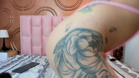 Snapshot of emmily_keller chatting on January 25, 1:25 pm Emmily keller online show from January 25, 1:25 pm