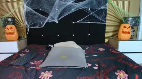 Snapshot of emmily_keller chatting on October 9, 1:59 pm Emmily keller online show from October 9, 1:59 pm