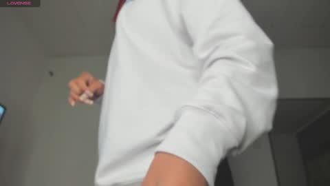 Snapshot of emmily_savage chatting on February 15, 3:52 am online show from February 15, 3:52 am