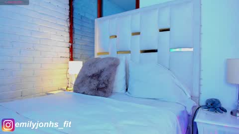 EMYLY  online show from February 21, 9:32 pm