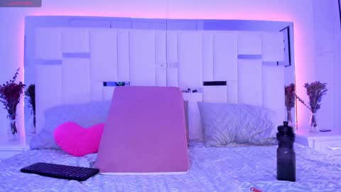 Enchanttress online show from December 20, 3:25 am