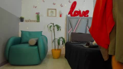 esterlindez online show from May 11, 8:28 pm