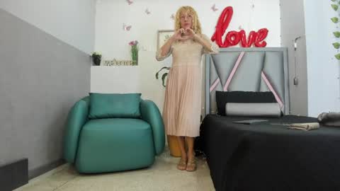 esterlindez online show from May 13, 8:47 pm