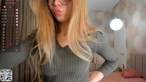 Snapshot of ethalhatchell chatting on March 8, 4:37 pm Elsa online show from March 8, 4:37 pm