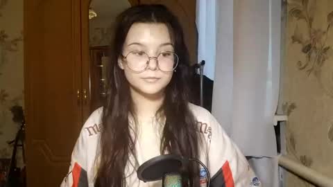 Lily 1st day online show from May 20, 3:20 pm
