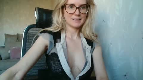 Snapshot of eva2323 chatting on October 19, 12:18 pm eva2323 online show from October 19, 12:18 pm