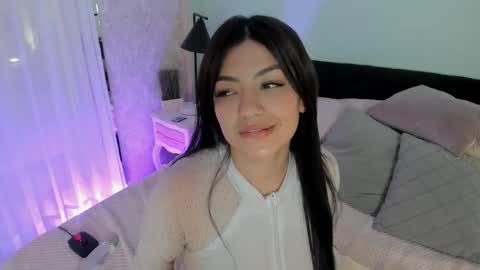 Snapshot of evaa_stevens chatting on October 1, 1:27 pm julieth online show from October 1, 1:27 pm