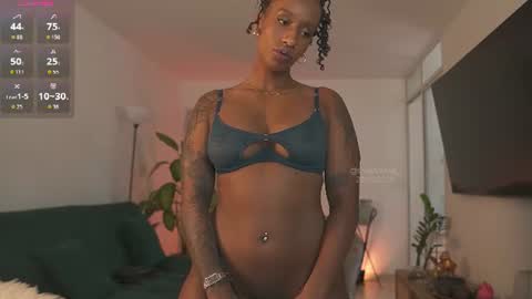 evajacksss_ online show from June 25, 7:15 pm